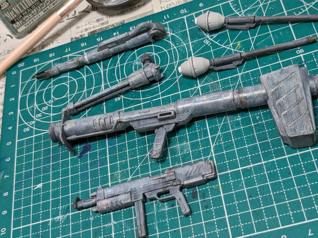 武器類は寒冷地での使われ方を想定してこのようなウェザリングです