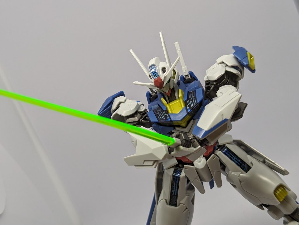 コツが要りますがビームサーベルの両手持ちも可能。