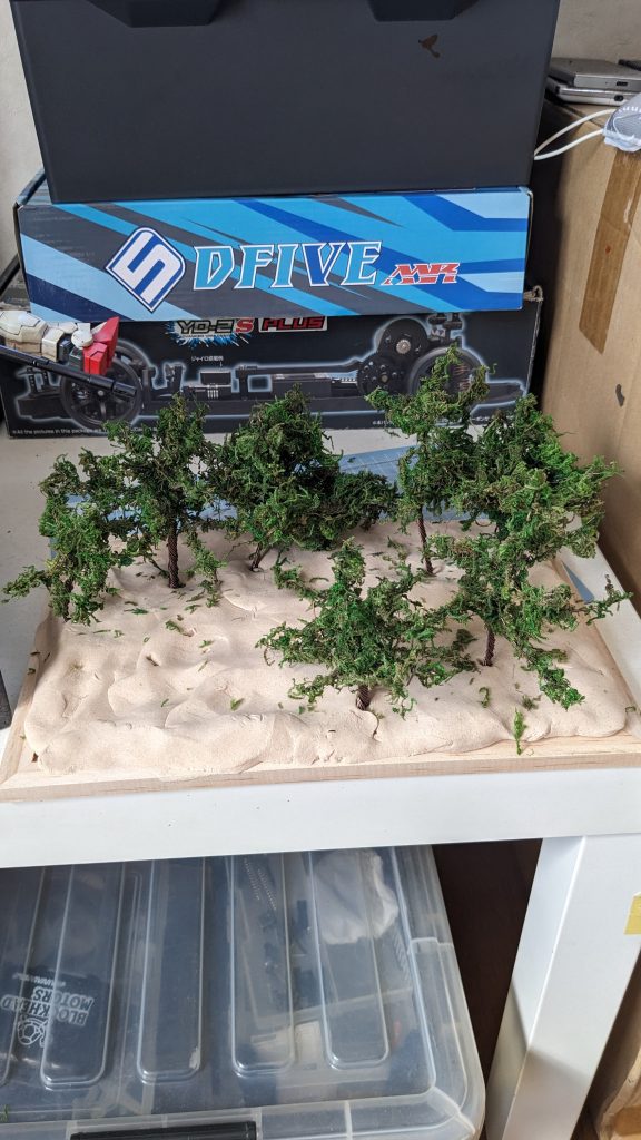 木が気に入らなかったので、針金とグリーンモスでそれっぽく作ってみました。とりあえず配置してこんな感じに…