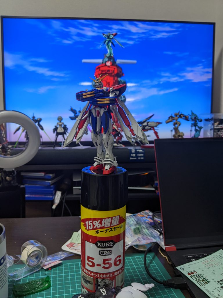酷い撮影現場。とりあえず円柱のなにかに立たせたかったんや…