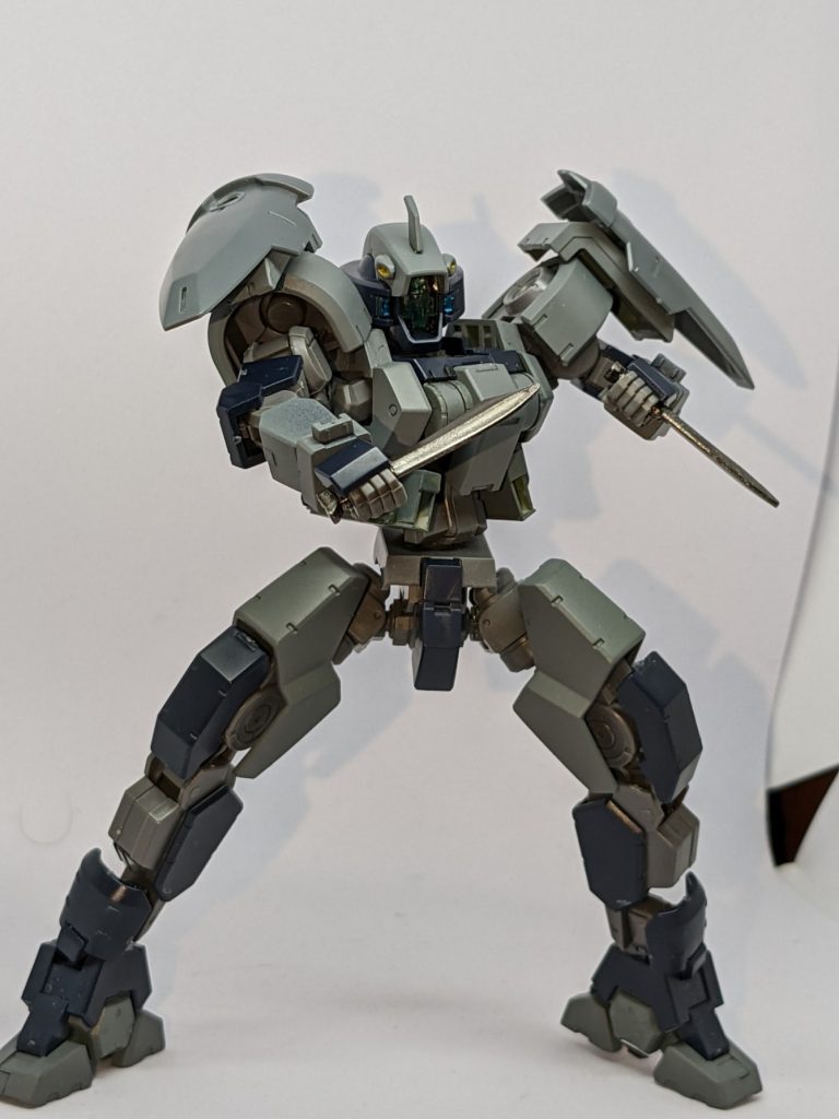 両手で持てて逆手でも持てます。何かCQCを仕掛けてきそうな雰囲気ですね。