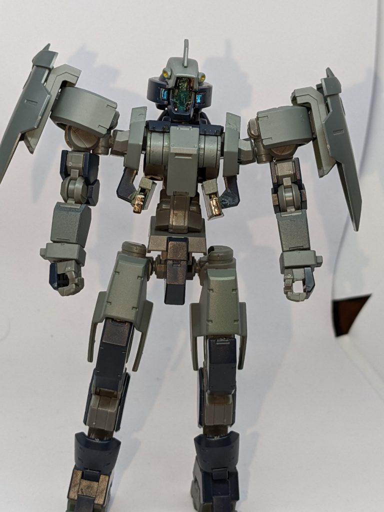 全体的にはあまり改造していませんが、強いて言えば両肩に小型のシールドを追加し頭部にバルカン(チェーンガン)を付けました。ある意味特徴といえば脇にナイフシースを付けたことですね。