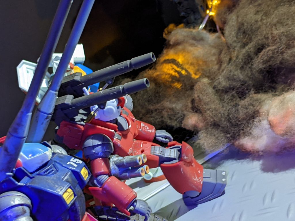 カイ「ひぇーこりゃ怖え〜や。」ハヤト「他人事みたいに言って…。」アムロ「通信が安定しないな、今はするけど…」カ「なんだなんだ〜?ジャミング持ちでも居るのか?」