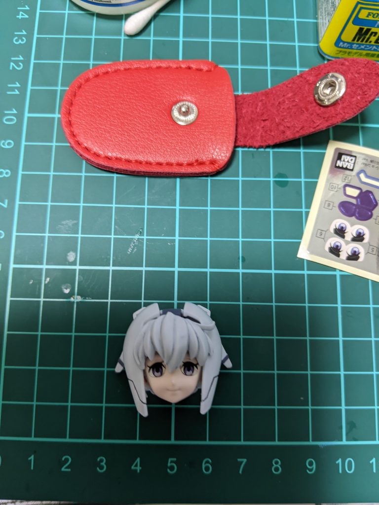 目を貼るのはいつもムズい…