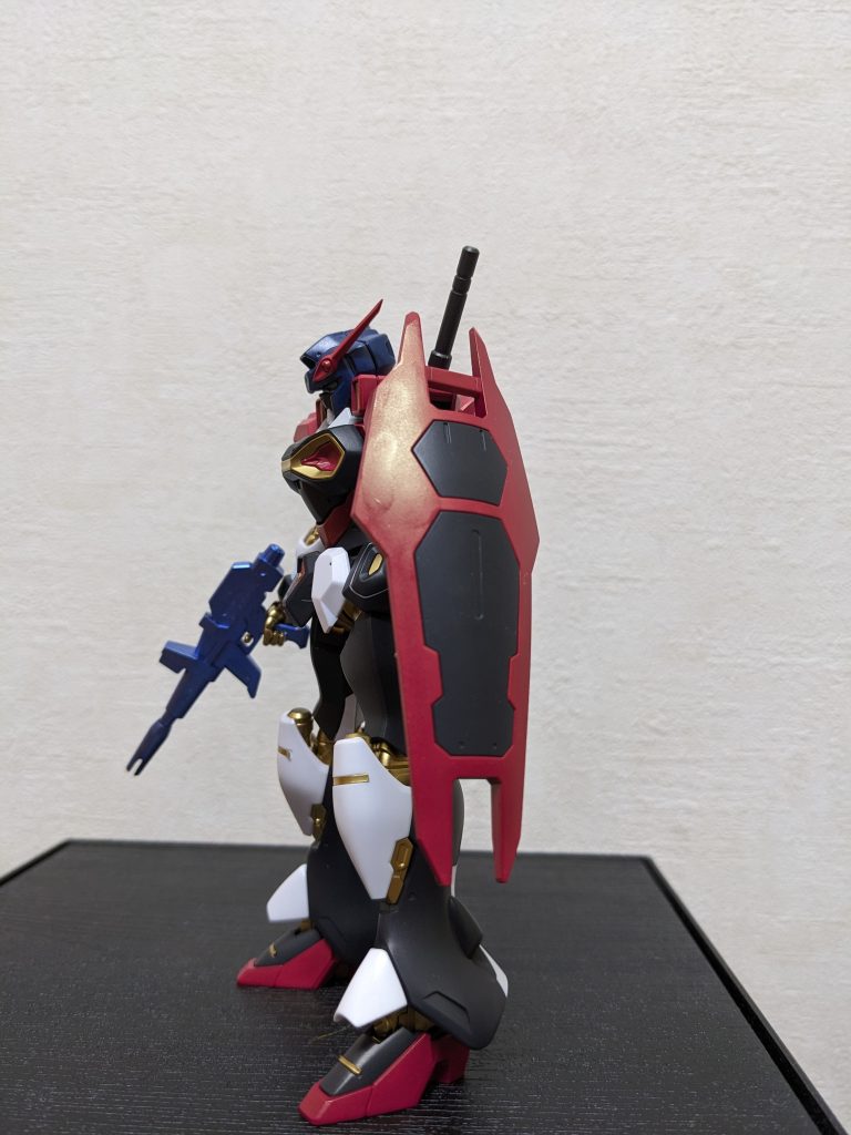 左側面(デフォルト武装あり)そこで何とかガンプラでも爪痕残したろうと思い、エンゲージゼロを生贄😅にAve Mujicaカラーを再現してみた(ガンダムマーカーの色種の制約上、あくまで「なんちゃって」レベルの再現とはなりますが💦)「悪役機」コンに投稿しましたが、けしてAve Mujicaが悪って意味でなく、耽美的かつ妖艶な衣装(あれで高校生って😅)のカラーリングをガンプラに落とし込むと「闇落ち」風になるからです。ファンの方誤解なきよう💦(しかし、祥子ちゃんのAve Mujica結成のいきさつは、「闇落ち」以外何ものでもありませんが😅)