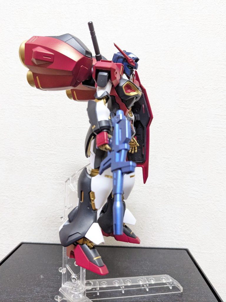 右側面(追加ブースター装備)本体の使用カラーは、ファントムグレー、シャアレッド、ゴールド、ティターンズブルー、アイグリーン。ライフルは、ティモリスのベースがパープルなので、近いメタリック色のメタバイオレットにしてみました。この長さだと、ベースって言うよりウクレレですが😅