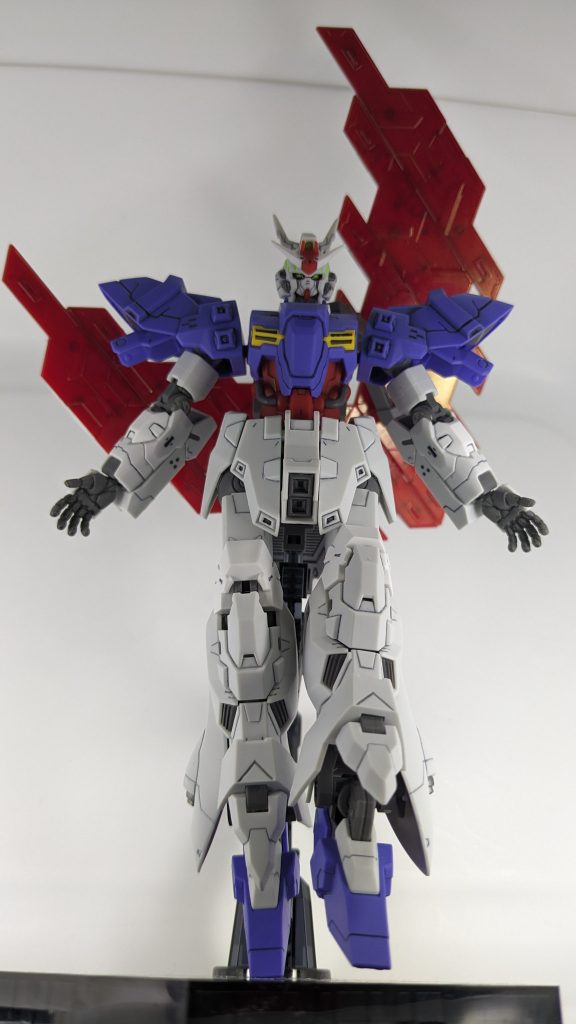 全身。ガンダムといいつつザザビーに繋がる機体とのことで、肩や足などはどことなくジオンぽいですね!作っていて新鮮でした。