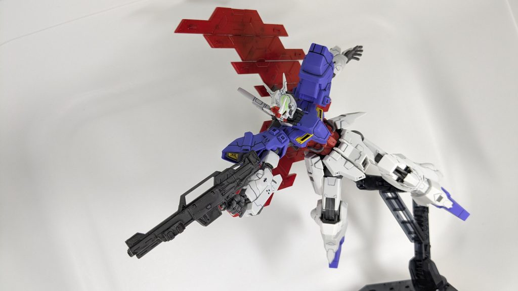 ビームライフルを構えたポーズ。ビームライフルもよく見るとジオンぽいですよね!