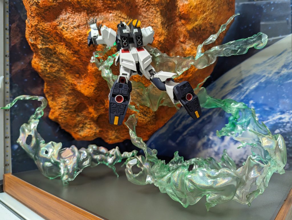 発光はリモコンでON/OFFできる仕様になっています。こちらは無発光状態ですサイコフレームエフェクトは、0.3のプラ板を火で炙って作りました塗装は全体的にクリアーグリーンを吹いたあと、ガンダムマーカートランザムホロレッドとサイコフレームホログリーンを軽く部分的に吹いて、最後にMEPEホロイエローを全体的にふわっとした感じに吹いて、クリアーグリーンと重ねて黄緑になるようにしてみました。ホロを重ねたら、しっかり向う側が透ける透明度なのに、めちゃくちゃレインボーになりました(笑)