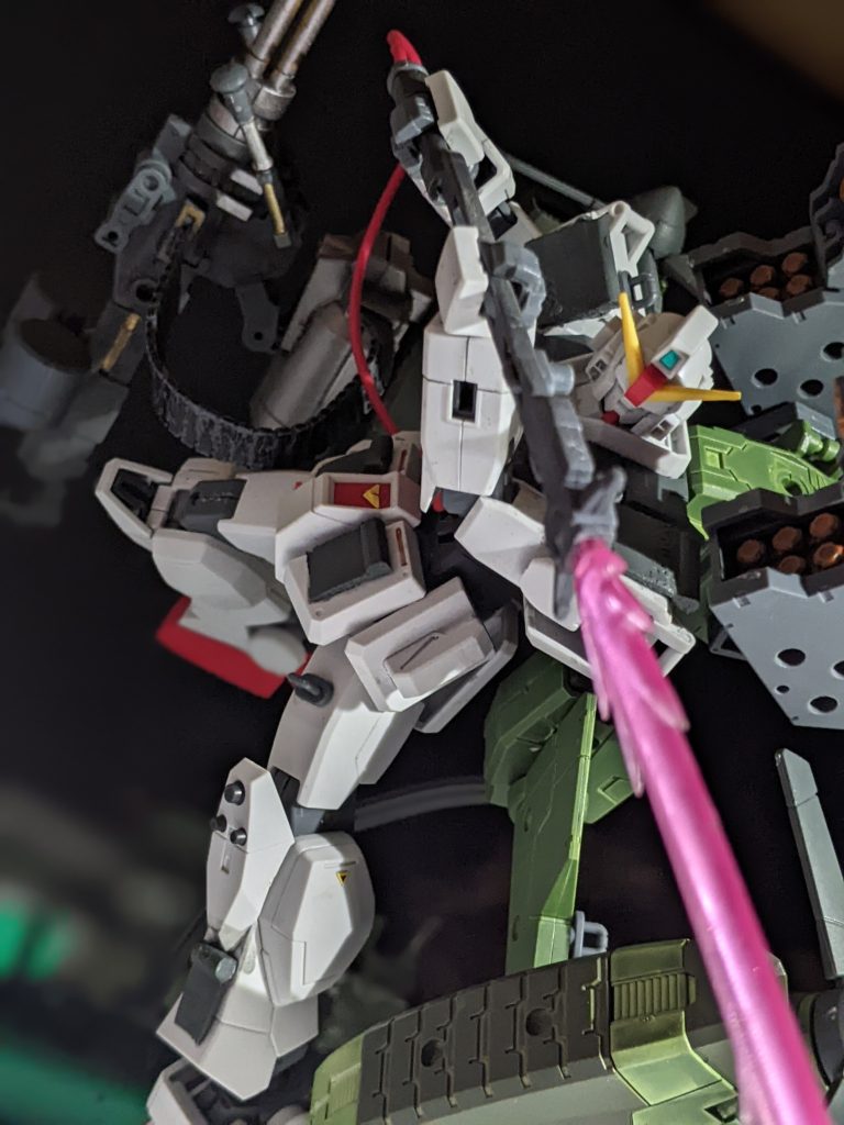 空から大型サーベルで切り裂く事も可能。