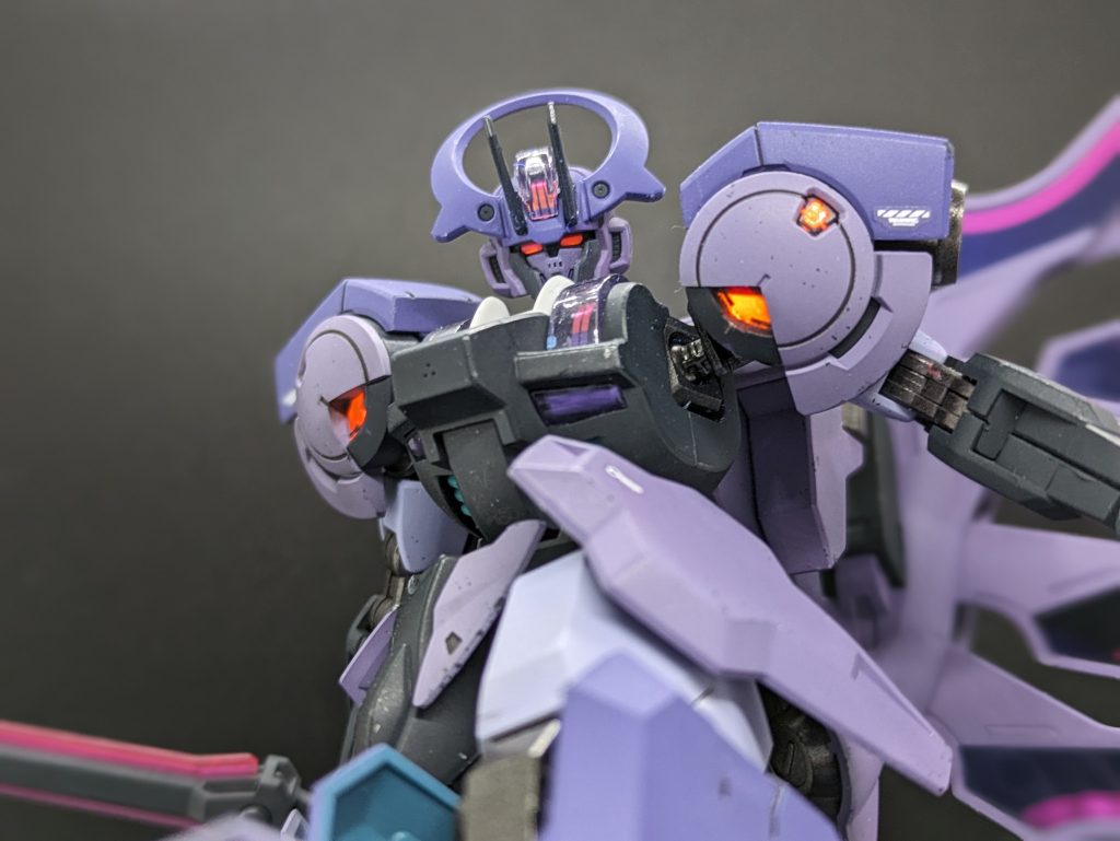 肩部はエナメルの蛍光レッドでブラックライトを当てると発光します。