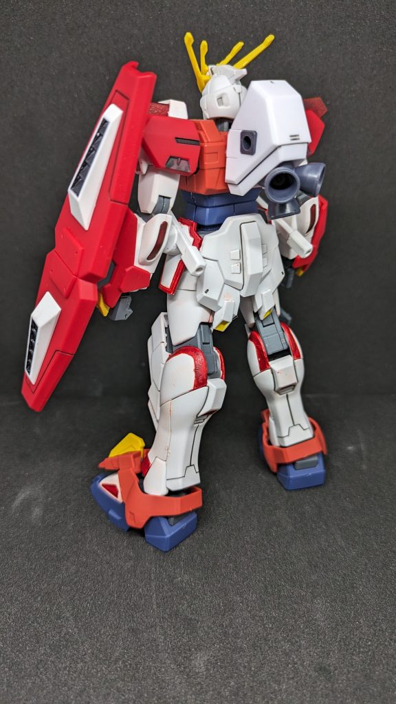 背部スラスターの両側にはハードポイント。追加オプションの装備による環境適応ができる他、この先の発展型への改良の余地を残してある。この機体が先行型と呼ばれるのは、フォースメンバーそれぞれが自分のカガセオガンダムをビルドする可能性を考えているのと、フォース内企画の作例という立ち位置にいるからである。