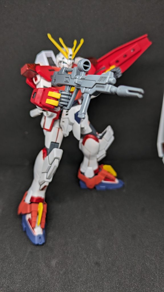 ビームライフルデスティニーガンダムのものと同規格のもの。取り回しの良い威力とサイズを重視して選択されている。