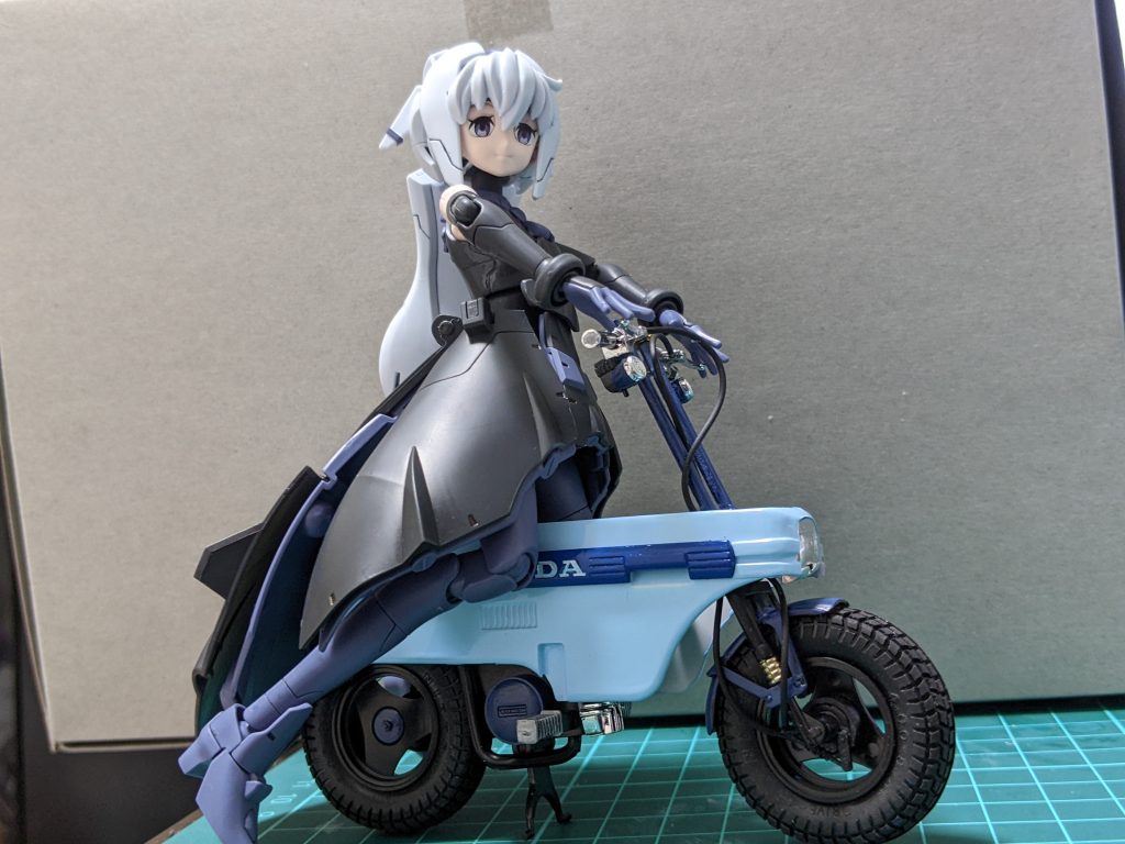 サラに乗せるかもと思い組んでみたのですが、ガンプラみたいに接着剤がいらないプラモって優秀だったんだなと思い知らされました…