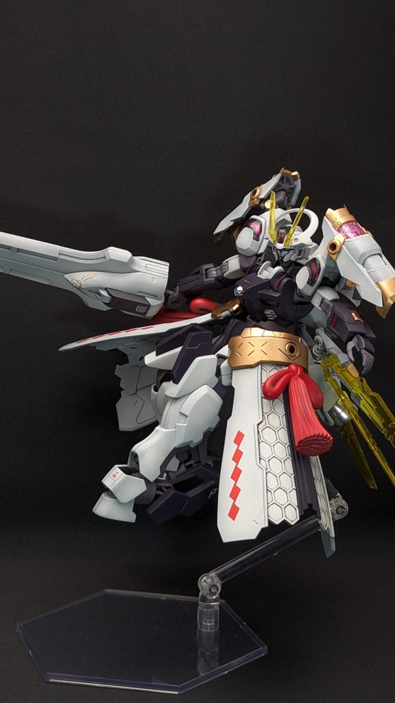 パッケージイラスト風ポーズ今回は、撮影ブースのトルハコ付属の黒背景で撮影しています。濃紺部分が背景と一体化しているので、白背景のほうが良かったかな。