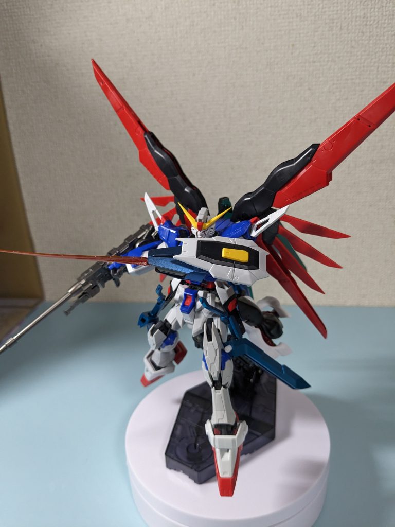 プロヴィデンスと同じシールド兼ソード、ライフルも装備しています。