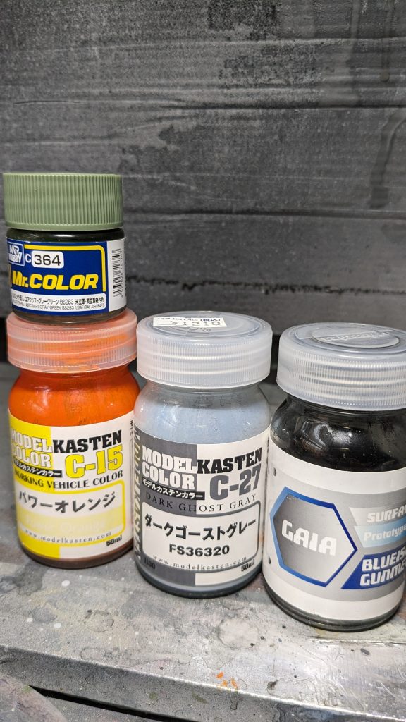 今回使ったカラーです。これにガイアのプレミアムミラークロームとガンメタサフ、タミヤの缶スプレーのガンシップグレー他を使いました。