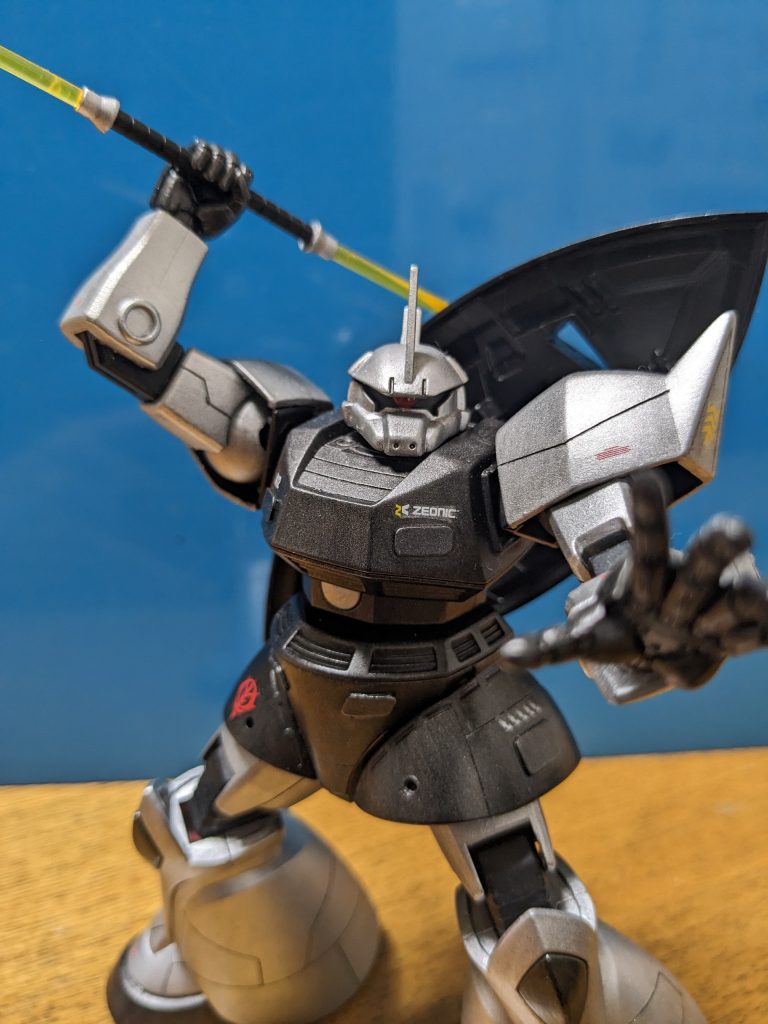 プラ版と穴開けでアクセントつけました。モノアイはアクションベースクリアのアーム？を削って赤く塗りました。