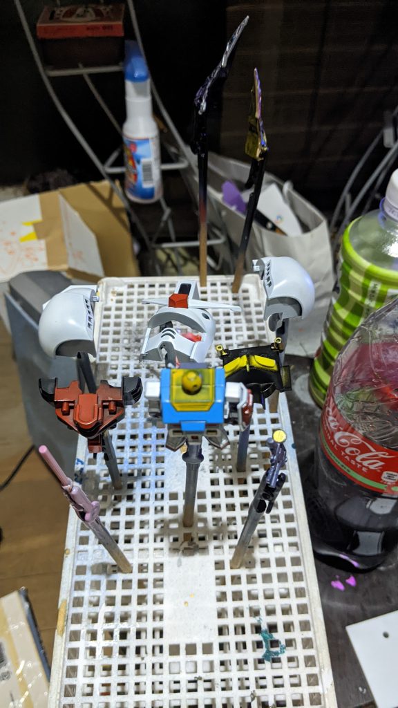 黒のサーフェーサーを下地に塗装した後トップコート半光沢で仕上げてあります。