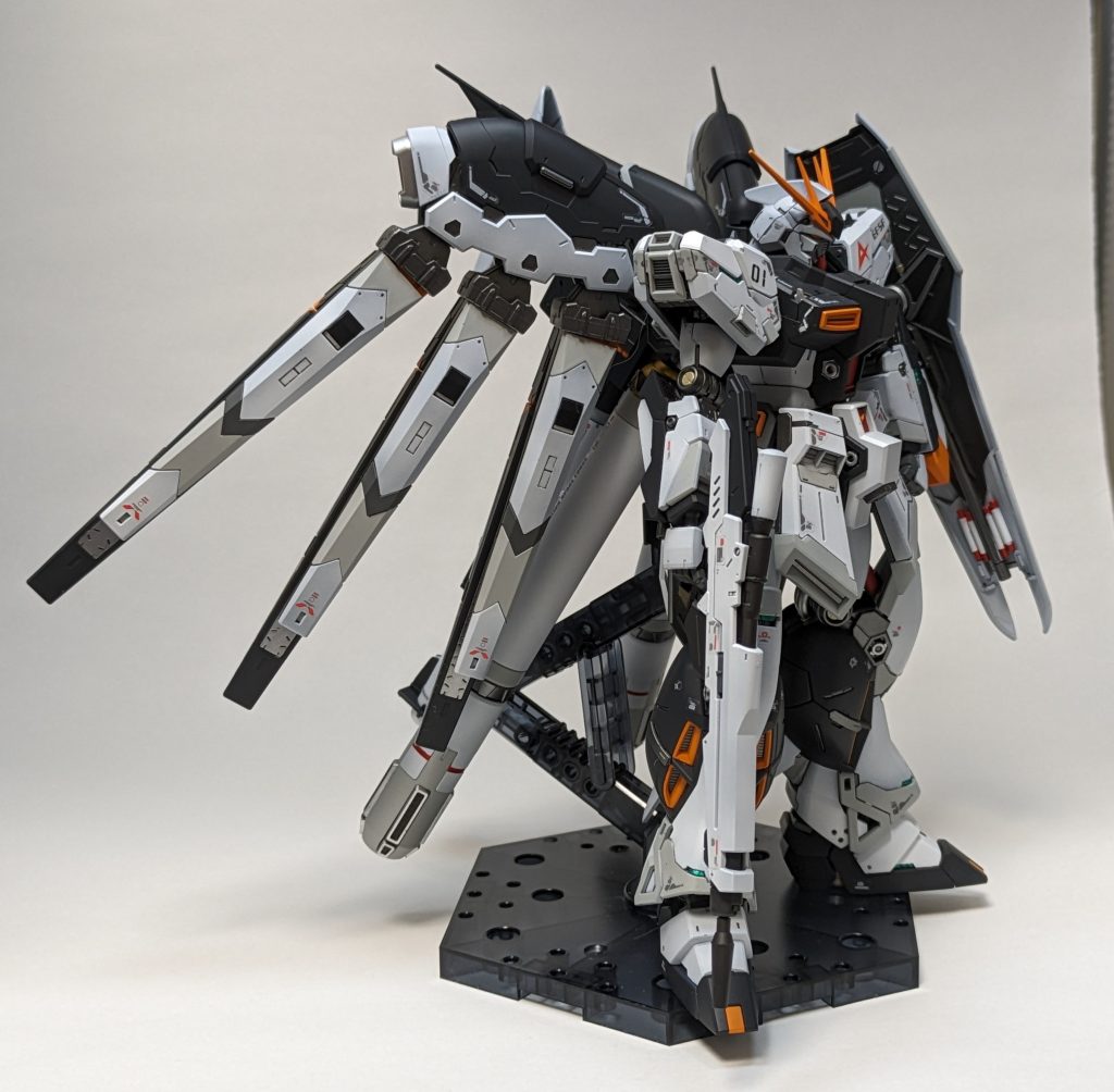 シールドの合わせ目消しを一度失敗…WEBでパーツ注文して、二度目はさすがに失敗が怖かったので合わせ目そのままで塗分けのみ。ついでにνガンダムのダブルフィンファンネル仕様の水転写デカールを注文して、青から白にカラー変更した場所に使用してます。