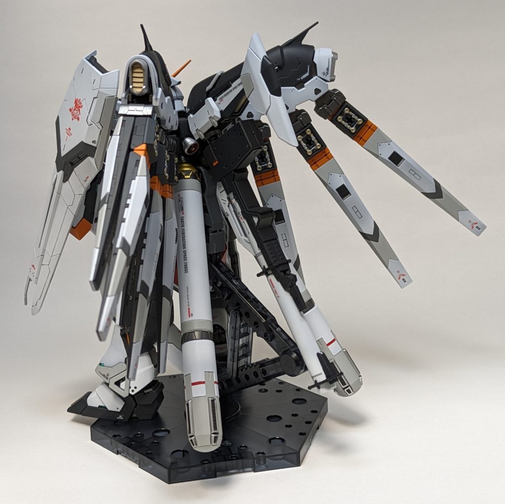 バーニアノズルにはメタルパーツでアクセントを追加してます。プロペラントタンクの赤のラインはスジボリでディテール作ってます。