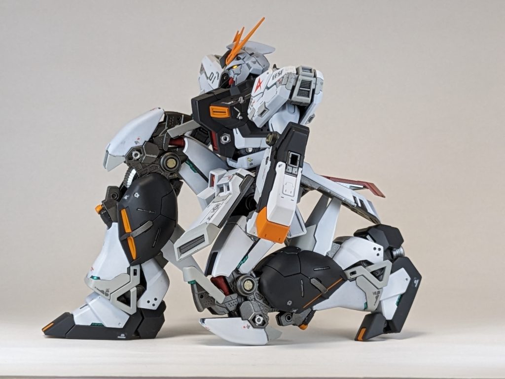 箱にあった、膝立ちもやってみました。可動範囲もですが、外装、内部フレームが連動して動き露出するので、なんだか限界以上に可動しているような錯覚を覚えます。塗装はげが怖いので、もうやらんと思う…ポロリもそんなしないけど、ポーズ取らせると怪しい箇所もちらほらあるので、これからは素立ちで飾ると思います。