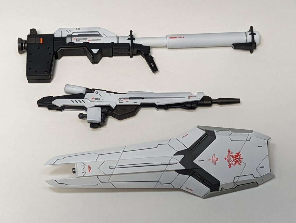 武器はメインカラーの黒、白と、部分塗装で(C)グラファイトブラック(G)ニュートラルグレーⅣ(G)マンダリンオレンジ(G)スターブライトアイアンを使用してます。ビームライフルとシールドは最後まで配色を悩みました…シールド合わせ目消し失敗→発注もあり、ここが一番の放置期間(笑)ついでにハイパーメガバズーカランチャーも放置中w