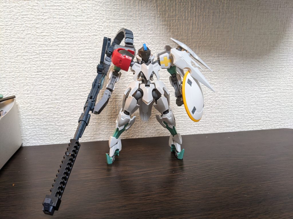 左手のシールドは1/100トールギスのシールドにTHE ORIGIN版ガンダムのシールド基部を接着したものを使用して、手持ちにしています。また、頭部はヴィダールのものにレギンレイズの足首パーツを接着したものを使用しています。右肩を入れ替えれば通常のオルトリンデに戻せる仕様にしています。以上になりますまだまだミキシングしていきますので、またある程度進んだら投稿します