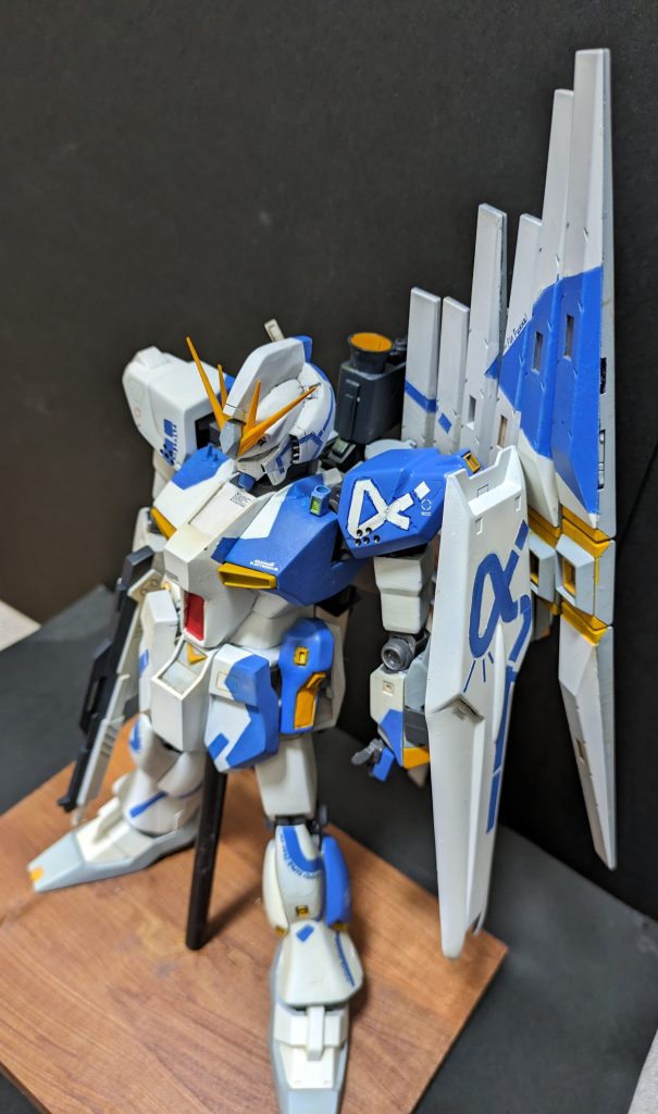 某リサイクルショップにて旧キットの1/100νガンダムのジャンク品があったので、どうせなら伝説のアレを再現するべくチャレンジしてみました。
