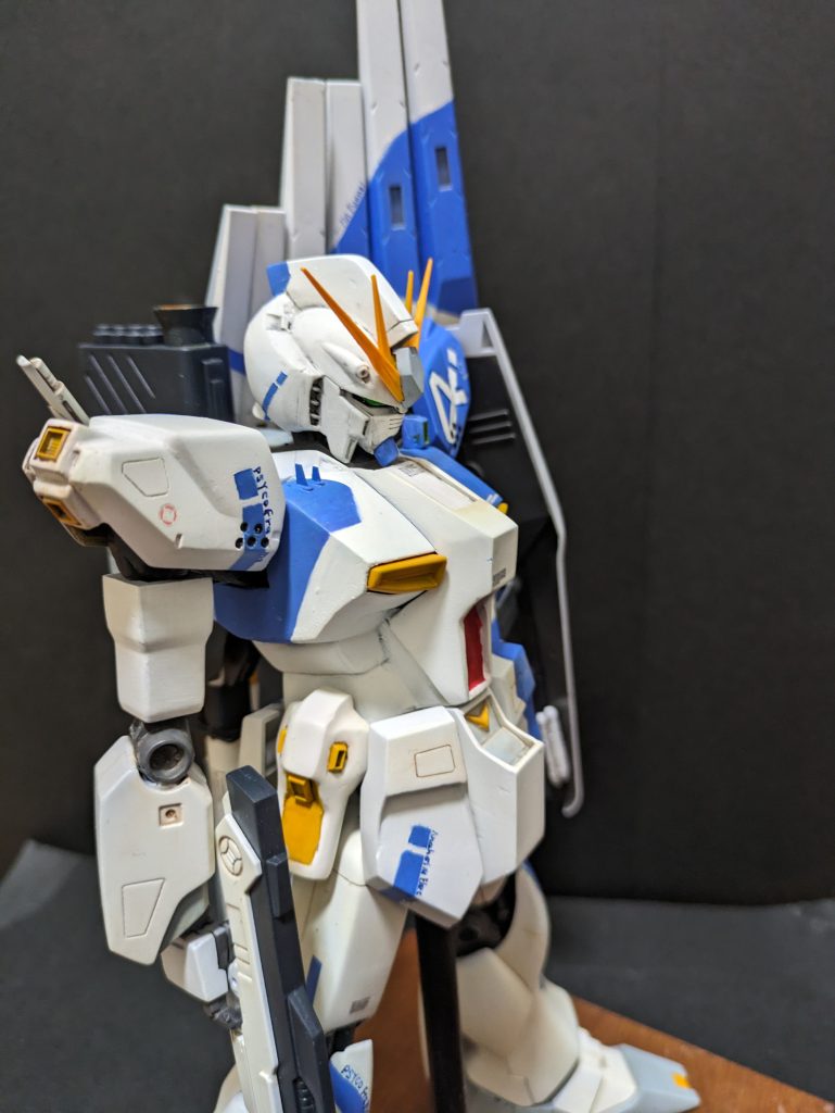 頭部は旧キットベースでも良かったんですが、アンテナパーツが欠品しておりましたので一番くじのνガンダムをベースに後頭部を大型化しました。