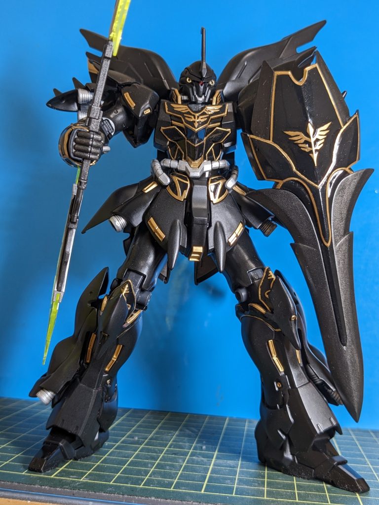 フィニッシングサーフェサー1500ブラックで、全体を筆塗り全塗装しました。モノアイ赤く塗りましたが、ほとんど見えません…😑