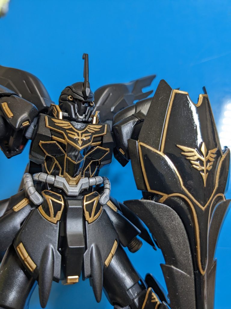 エングレービング部分、胸部、袖、襟、膝全部を光沢ブラックで筆塗りしました。その後模様部分を面相筆でゴールドを上塗りしました。エングレービング塗装(制作終了後、綿棒で拭き取る方法を知りました…🫥)たるものを知らず、ぷるぷる震える手を抑えながら何度も塗り直しをしました…😵盾部分をもっと光らせようとコンパウンドで磨いたたところ、ゴールドがとれてしまい、また塗り直すと言う悲劇… よくよく考えればそうなるわな〜😅