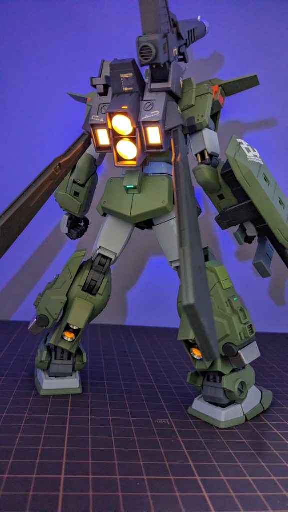 スラスターノズルのオレンジ部にはガイアの蛍光オレンジを重ねてますので、ブラックライトで発光します。