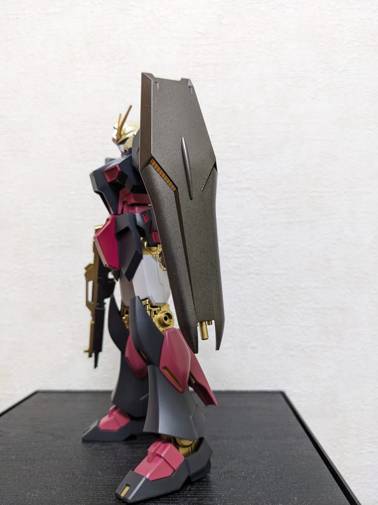 左側面使用カラーはファントムグレー、シャアピンク2、シャアレッド、ゴールド、ホワイトゴールド、イエローゴールド、メタブラックで、目はメタバイオレットにしたら暗すぎて見えなくなった😅ので、ニューホワイトで塗り直しました。シールドとライフルはドロリス専用ギターのカラーリングが黒の金なのでそれに寄せてます。なお、前回も今回も、アニメキャラや声優さんリアルバンド(キャラも中の人も美人揃い😍!!)の衣装に寄せつつ、MSの形状にまんま落とし込むのと無理が出てくるトコもあるので、色分け足したり引いたりのバランス調整、ガンダムマーカーの色種制限に伴うアレンジ(これが結構歯がゆい😗)は行ってます。