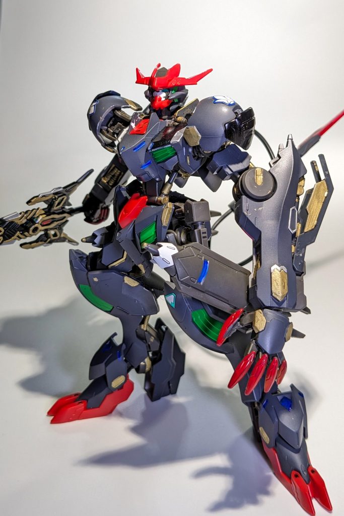 こちらはSDWガンダムシリーズの剣をあわせて無双感を。関節の弱さから思い切ってポージングができずに佇まいで迫力がでるかと…