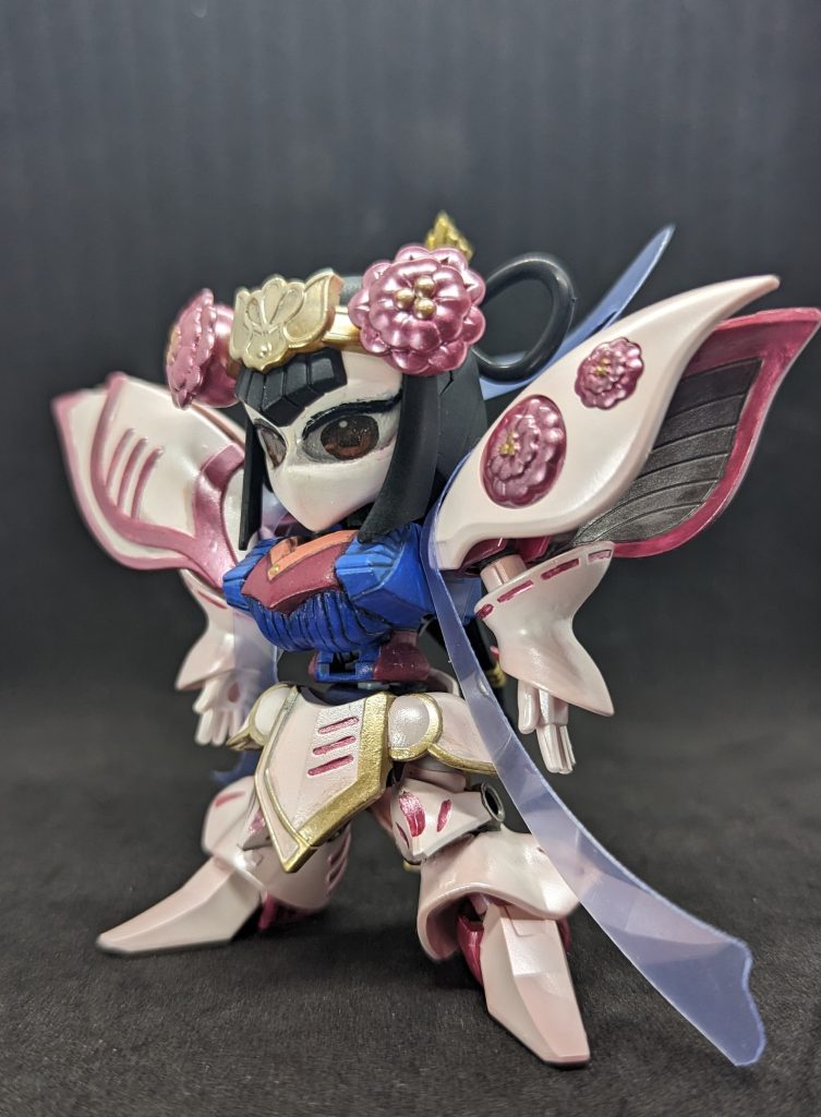 基本的には三国伝の貂蝉キュベレイをSDWクレオパトラキュベレイとニコイチすることで現代的な体型にしてみました。元の貂蝉キュベレイはSDWの女性キャラキットに比べると女性的な特徴が少なくあくまで元MSのデザインが強い印象だったため体型変更に伴い、「なんでも出来る証拠」の増量を行ってみました。イメージとしてはリブ生地セーターみたいな感じを意識してみました。あとついでに三国伝、SDWともにスカートと股関節が一体化してる形状だったのでこれを分割化…速い話がスカート部分が外れます。写真はのせないけど。