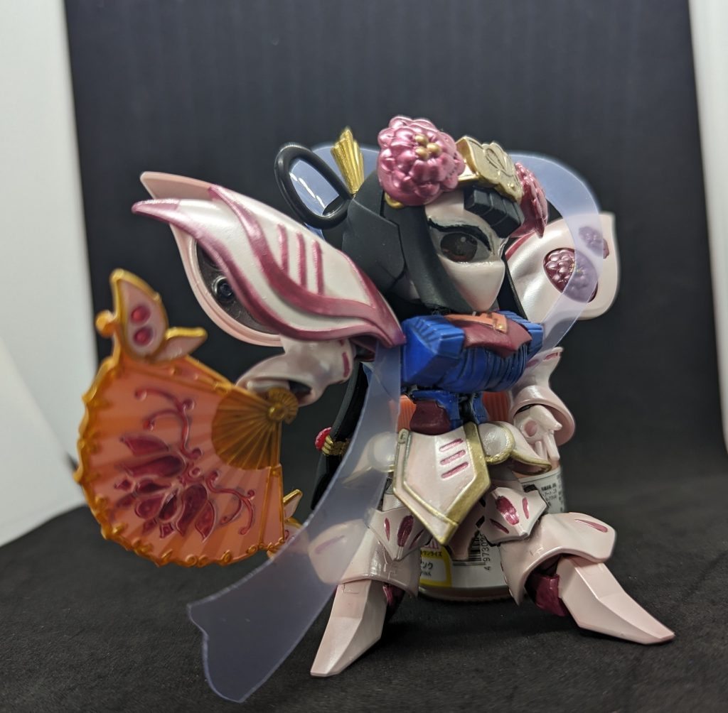 後は度々制作中のレポートでも上げてましたが目を改造してドールアイっぽくして目線が顔の向きに追従するようにしています。当初は瞳パーツの交換方式にしようとしてたのですが目の形状的に綺麗に取り外す事が難しかったので断念、この形になりました。頭の形状や目の形から普通の美少女系プラモのドールアイ化の方法がかなり難しそうだったため、初代すーぱーふみな方式を応用した感じで作製、結果としては若干ですが追従が体感出来るかと。 美プラとしてはボロくそだったけどあれもやろうとしてた事は凄いんやで…