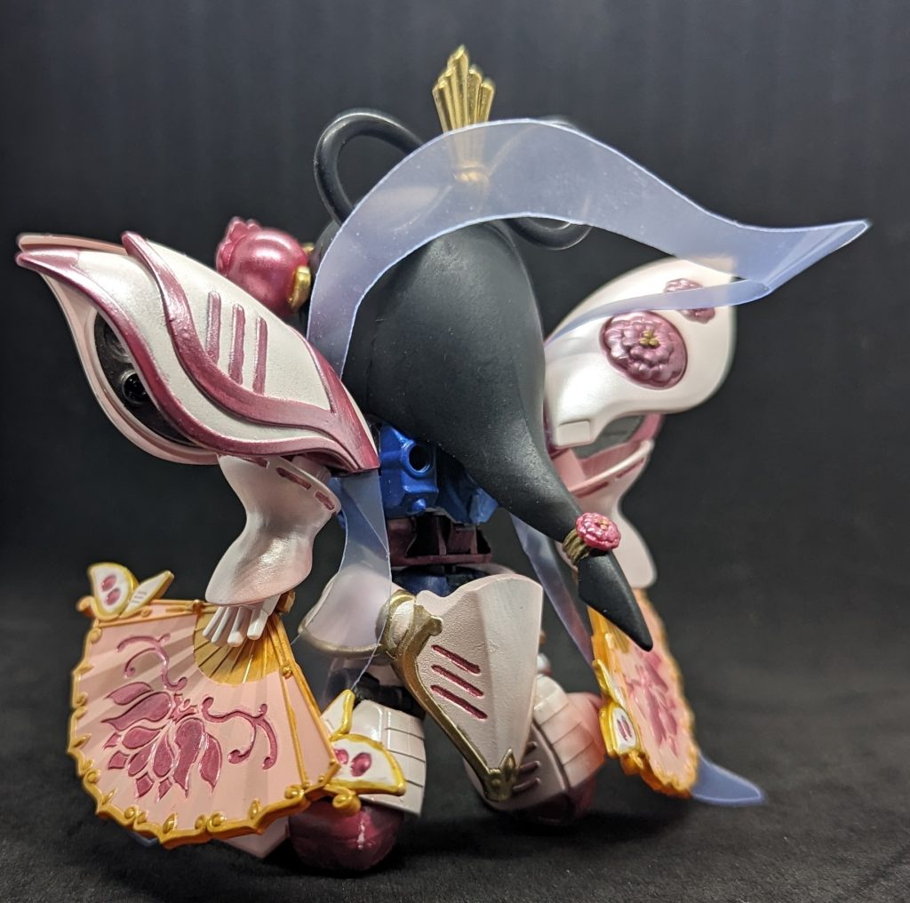 塗装はピンクサフ吹いた後にややシャバシャバ目の白サフを吹いて下地をうっすら残しつつ装甲ぽい部分はパール塗料、その部分はつや消しや半光沢等で微妙に質感変えています。