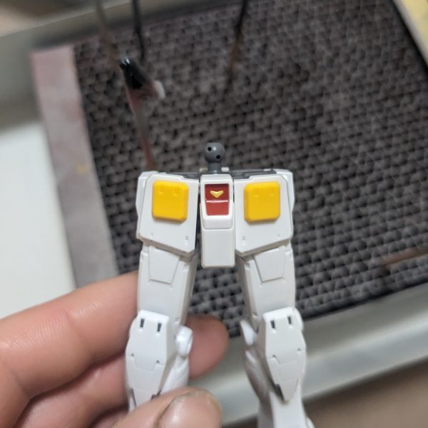 股間部分のV字なんですが、ガンダムのキットはディテールのみで、シールか自分で塗装しなきゃないのですが、スレッガー専用ジムのV字はパーツ分割による色分再現がされてるので、移植しました（写真２枚目）。そのままだと取り付け出来ませんが、簡単な加工で出来るのでオススメです。（2枚目）