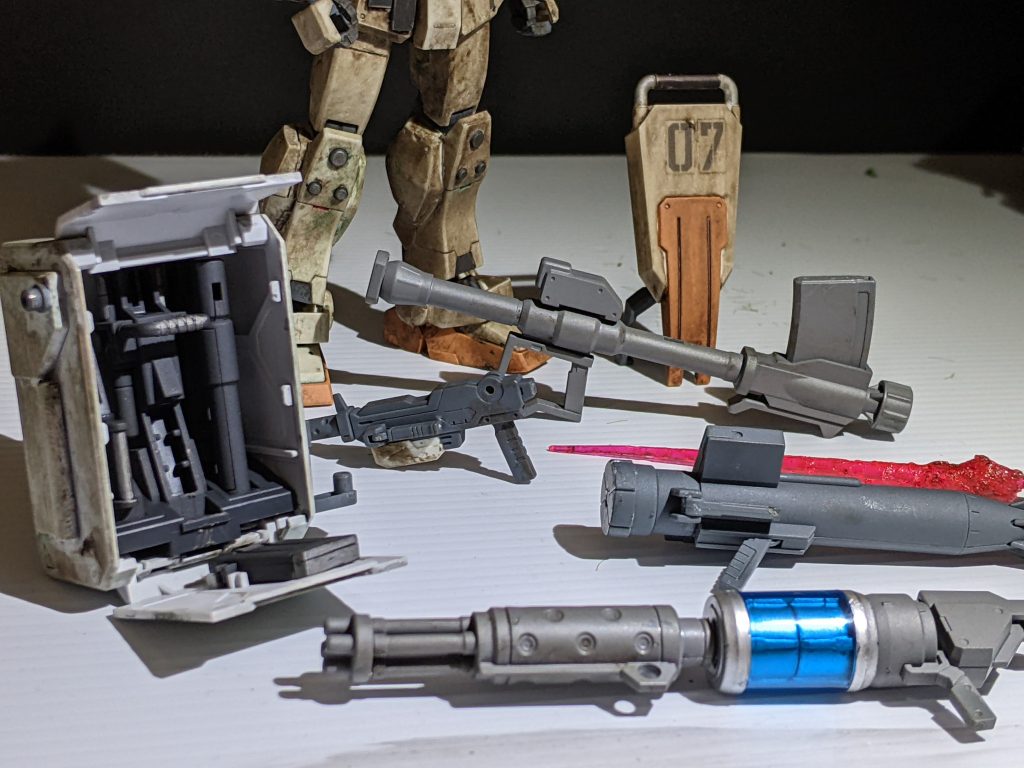 既存の武装に加えて、手数を増やすために装備された「試作型ビームマシンガン」や、お馴染み180mmキャノンを装備。一部追加装甲や、増設されたラック部分、マシンガンに磁石を仕込むなどして、自然なフル装備を可能にしてます。