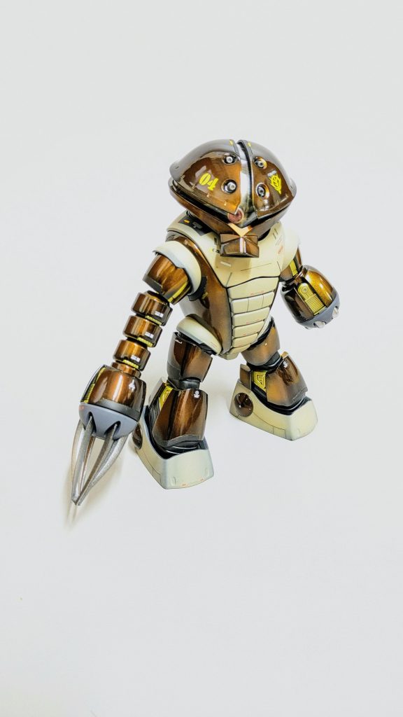 キャンディ塗装に初めて挑戦してみました達成感すごい…めっちゃ楽しかった…全パーツに黒サフ→一部マスキングしてスターブライトブラスでグラデーションの後、クリアブラウンを重ねて塗装しました残した黒サフがグラデーション映えするかなーと思って。ライトブラウン部分は良い色がなくて、タミヤバフで間に合わせました。つや消しマットならいいんじゃないかなと思って。あんまり変わらないはず