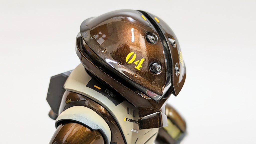 モノアイはメタルパーツで作成。クリアカバーがあると見えづらい。要所にイエローチップデカールは適当にバランスみて