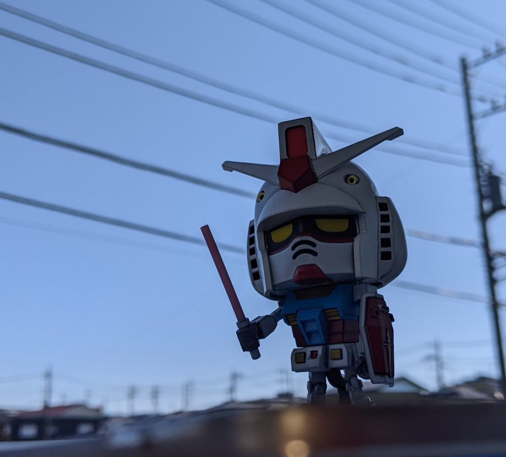 ガンプラくん ベランダに立つ