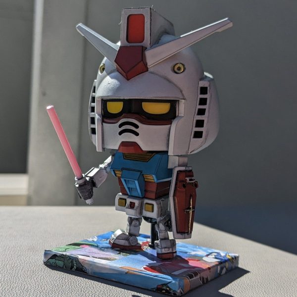 ガンプラくん　ベランダに立つ