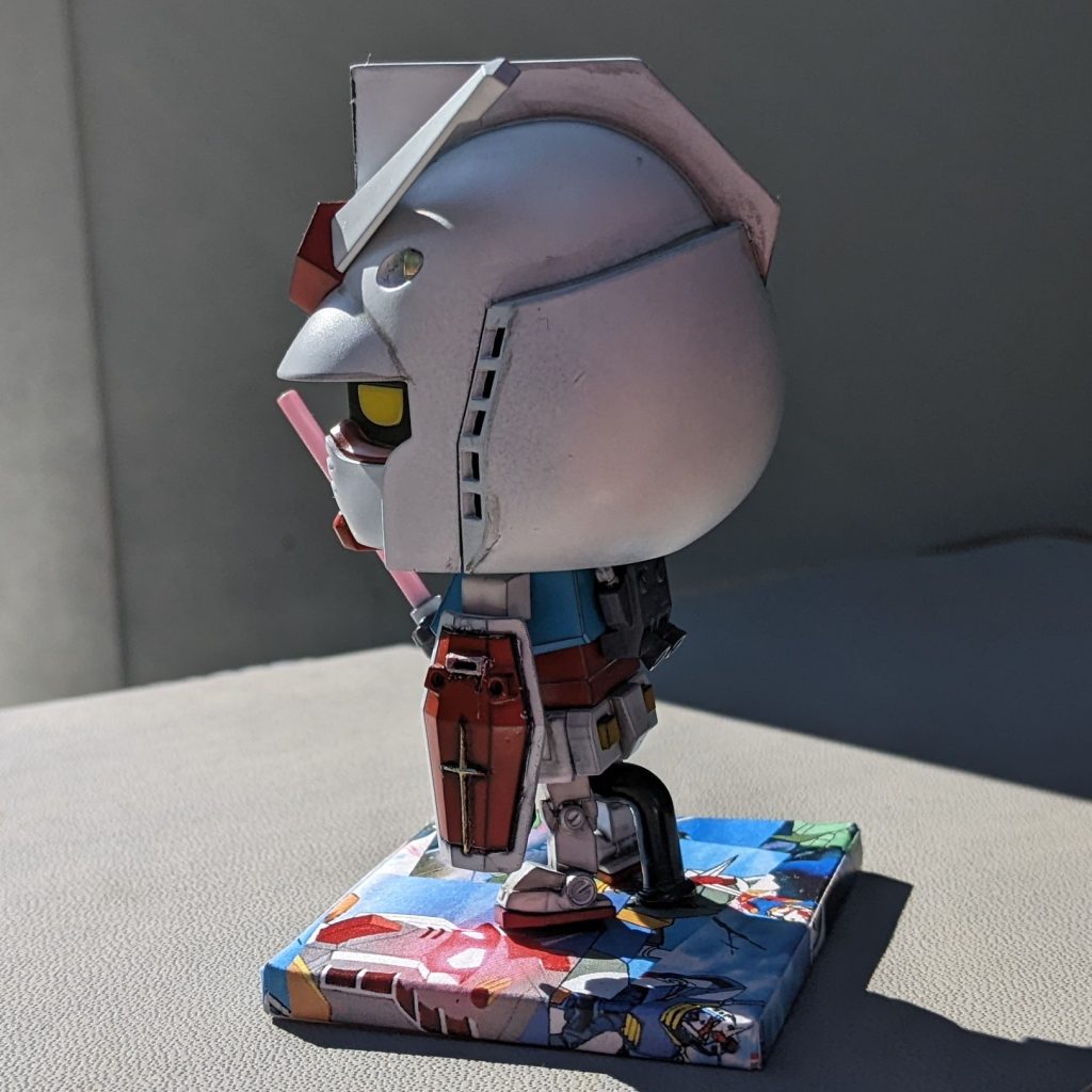 目とメインカメラはクリアイエローを吹き付けて、トップコート光沢を使用。　ボディはアニメのガンダムに合わせてスカイブルーを仕様して、トップコート半光沢で仕上げてあります。