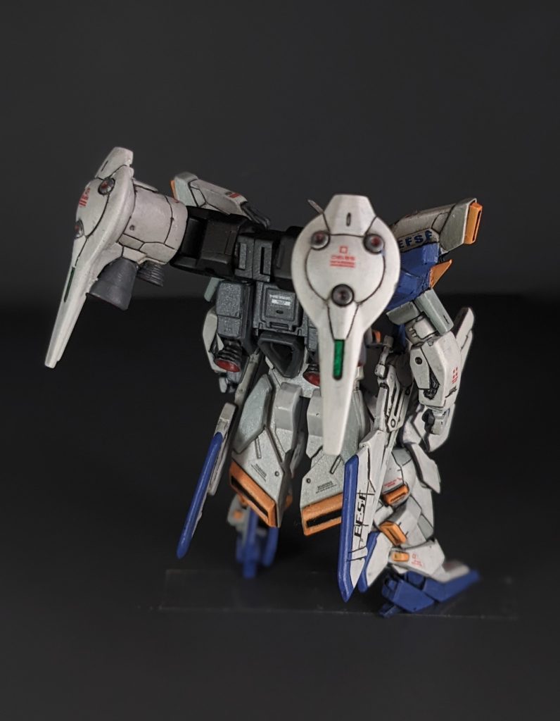 バックパック中央の三角形のスラスターはナイトロ+が起動した際に強化されたパイロットの反応速度に対応するためのオーバードブーストであり限界を超えた運動性能を発揮する。