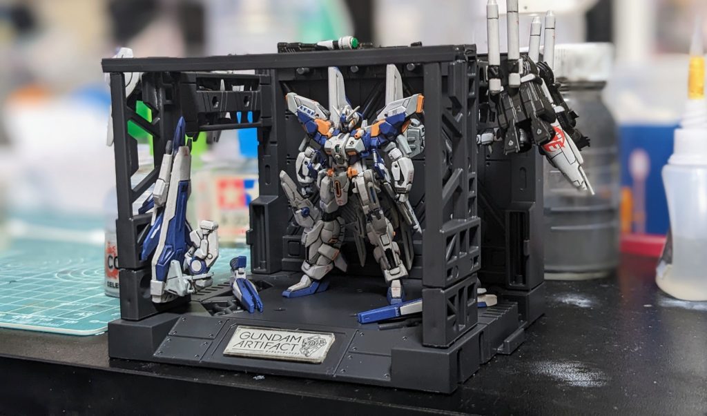 パイロットのキム・カーリンは名前と写真だけZガンダムに登場しています。名前と写真だけなので強さとかは謎ですが生きていればUC0094の時点で22歳くらいのはず…😅なんとなく掘り下げてみたくなってアドヴァンスド・デルタカイのパイロットになってもらいました!今回は換装とかMSハンガーとかデルタカイみたいに実験的な試みが多かったけど、作業自体はとても楽しめました。次のアーティファクトネタは決まってないけど第4弾までにはあと一つくらいは作りたいかな💡最後までご覧いただきありがとうございました<(_ _)>