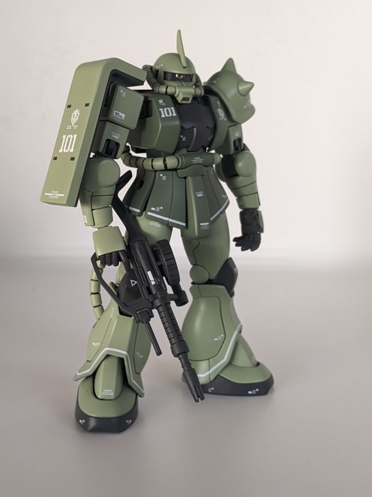 腕の合わせ目消し、全塗装、デカール、スミ入れ、つや消しトップコート仕上げです。モノアイはハイキューパーツのルミドームを埋め込みました。角度や光の当たり方で色味が変化するあたりが気に入っております。