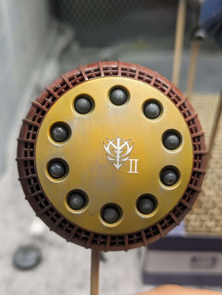 ウェザリングしたシールド。ウェザリングはチッピング→トップコート→ウォッシング→トップコート→タミヤウェザリングマスター→トップコートという手順です。