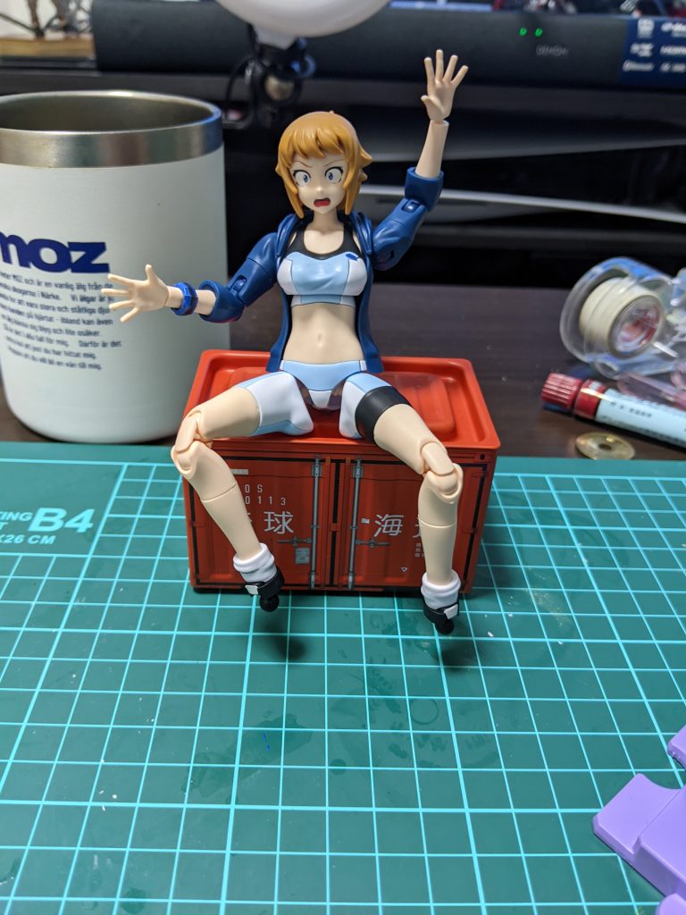 二日で作れそうだったのに、足パーツのシール無くして仕方なく部分塗装したのでとりあえずコンテナにお座り待機